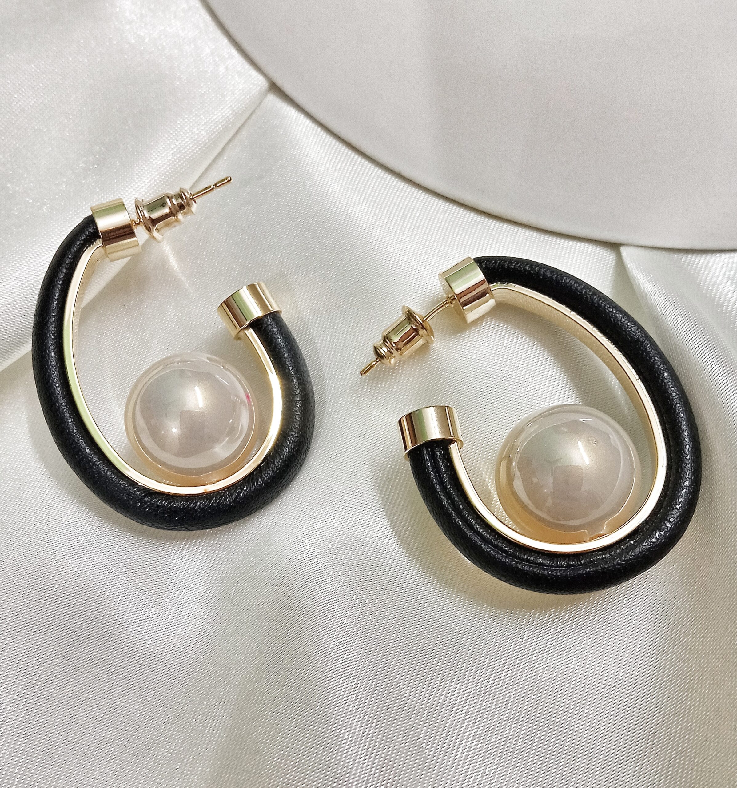 Eva Pearl Hoop Earrings (Black)