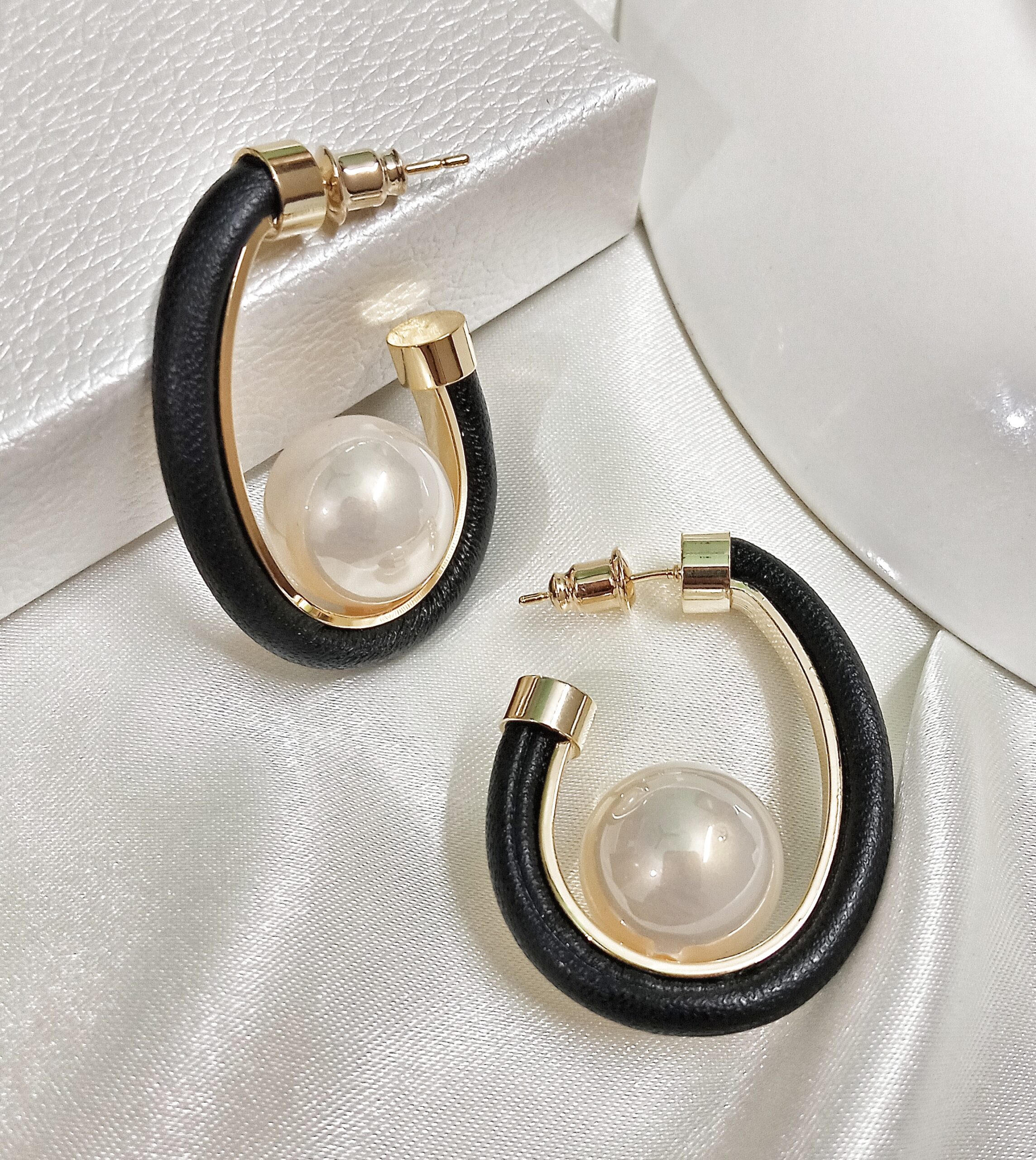 Eva Pearl Hoop Earrings (Black) - Image 2