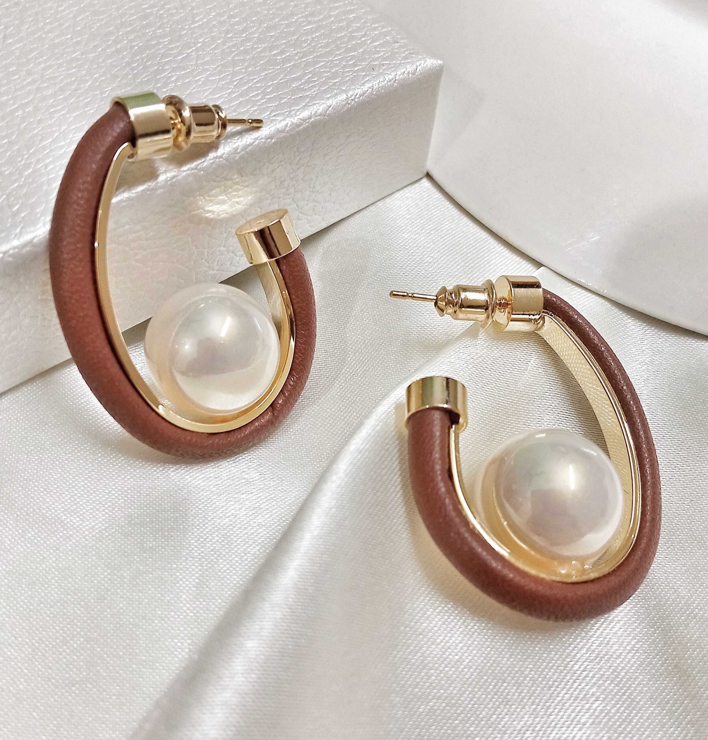 Eva Pearl Hoop Earrings (Brown)