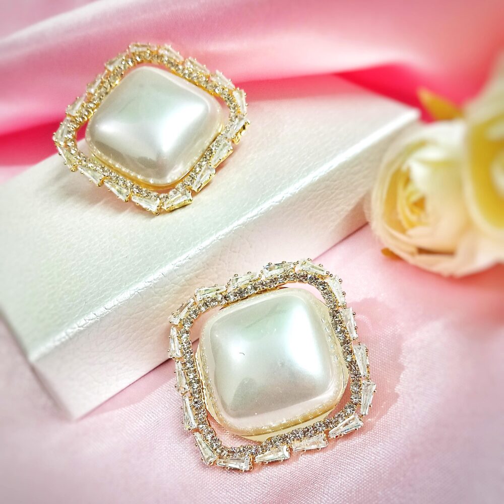 Lara Statement Pearl Studs