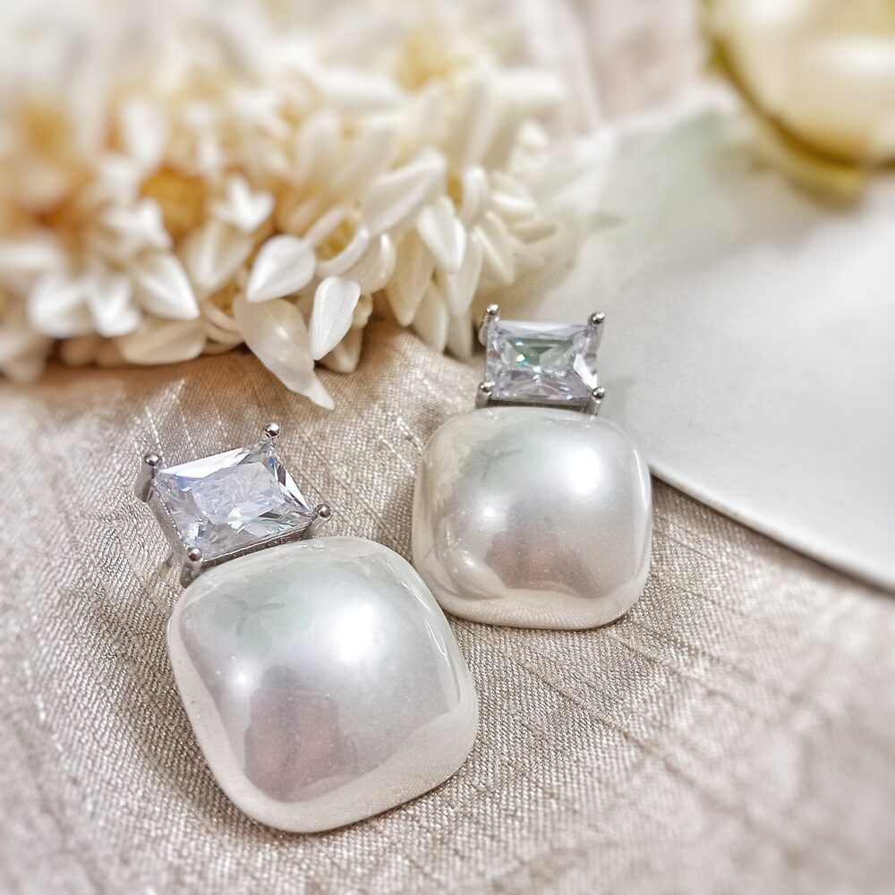 Ada Pearl Stud Earrings (Silver Polish)