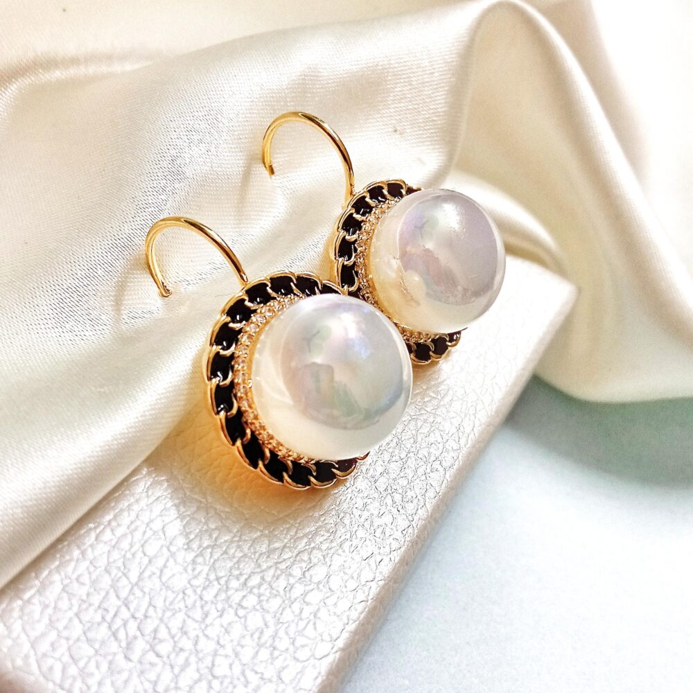 Zora Pearl Stud Earrings (Black)