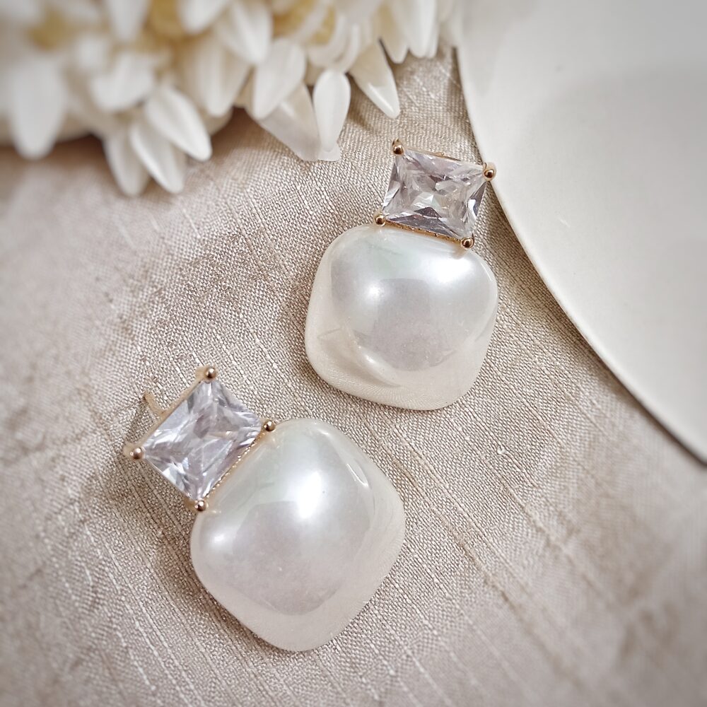 Ada Pearl Stud Earrings (Gold Polish)