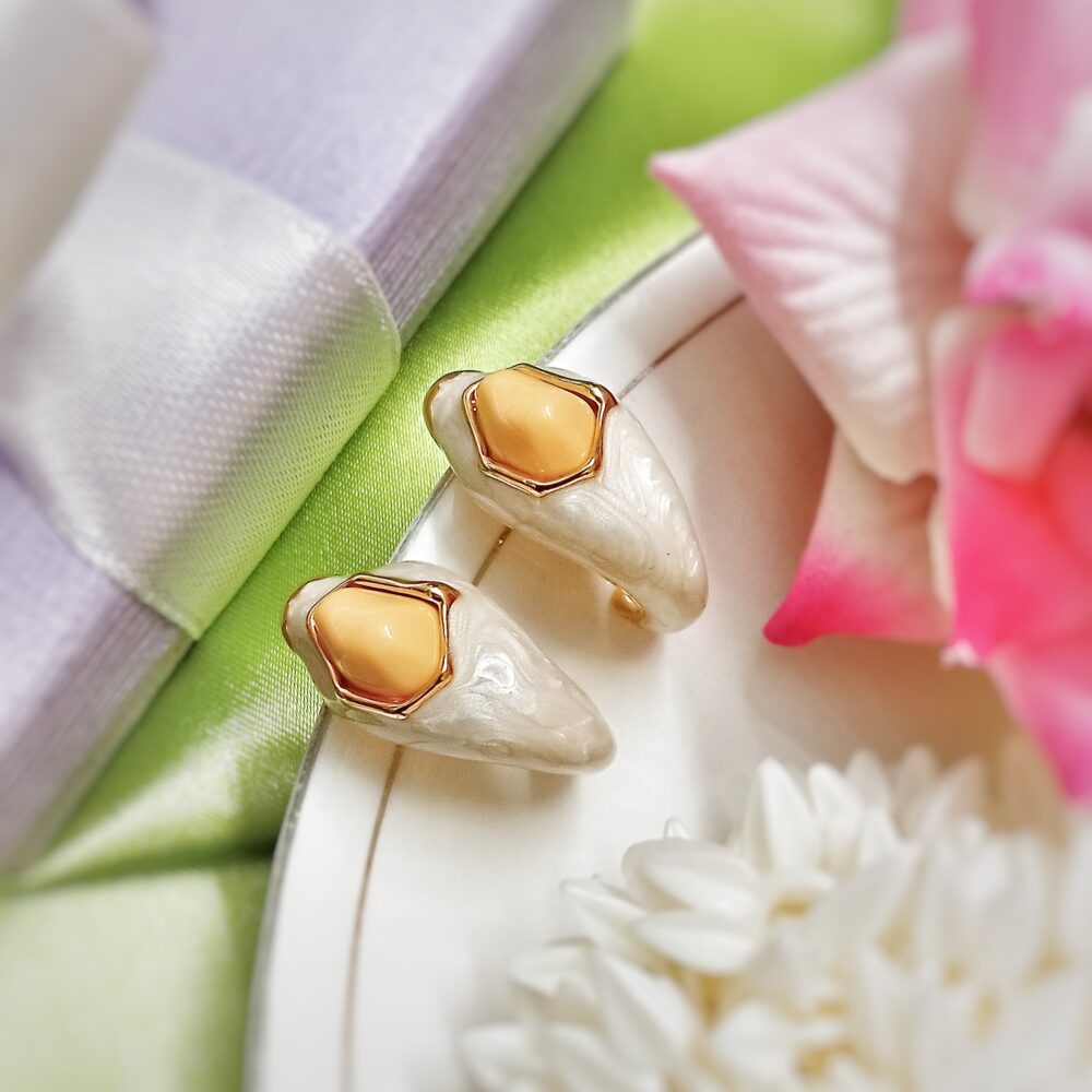 Rue Stud Earrings (White)