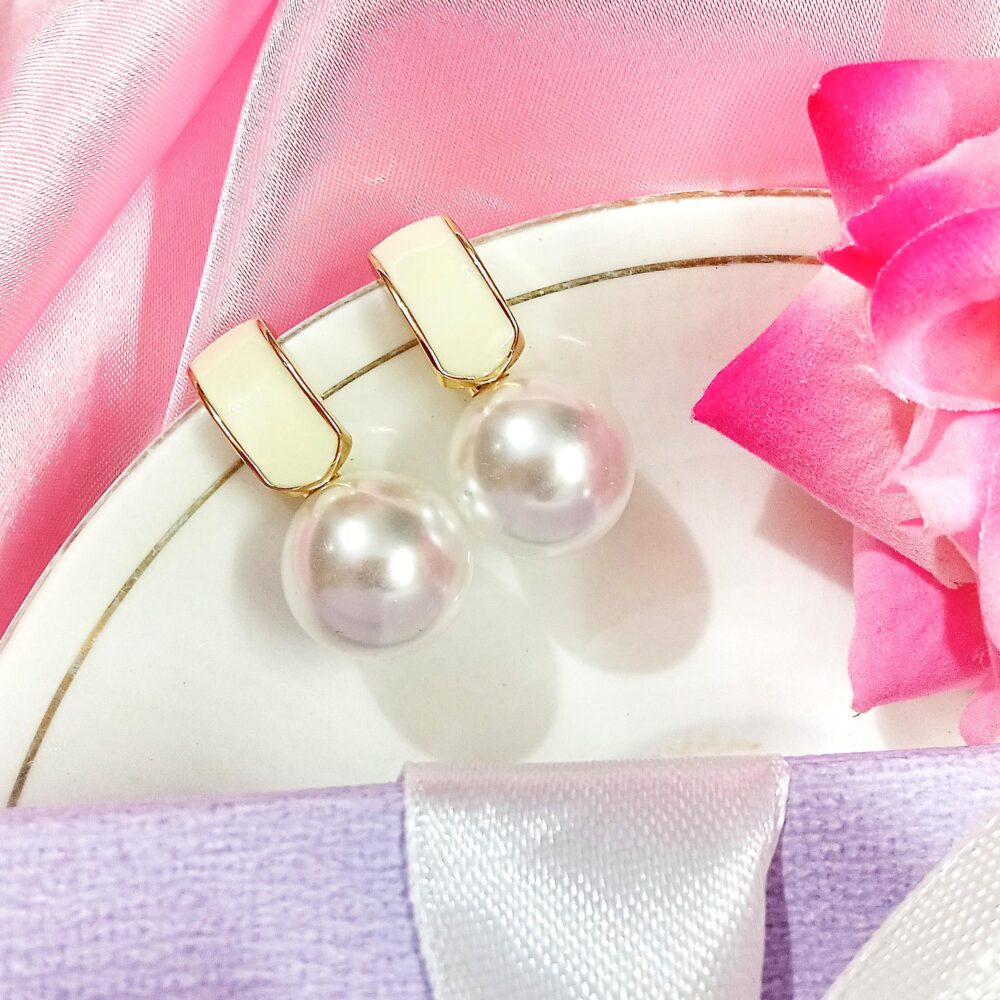 Aria Drop Pearl Earrings (Off White)